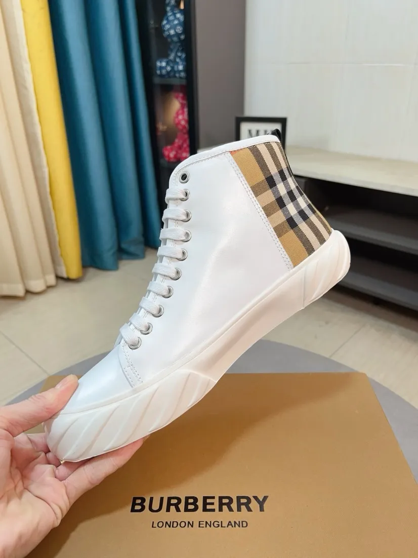 Men's shoes💰440🌹🌹"burberry" Burberry high-top original brand imported from Italy, selected cowhide with electric embroidered logo➕Genuine leather, breathable and comfortable (refuses to discolor and grind feet) Sole: non-slip rubber outsole, original quality, super comfortable Korean style shoes🏃 Men's shoe size: 38-44,